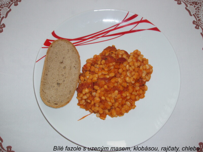 Bílé fazole s uzeným masem, klobásou, rajčaty, chleba